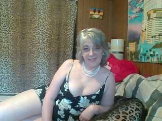Mobile sex chat with mature MoonGoddess62 looking for sex toy play time